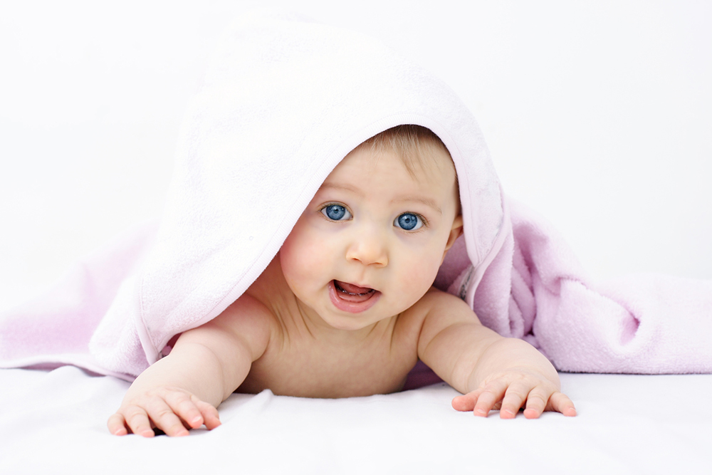 Baby in Handtuch